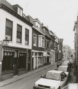 861386 Gezicht in de Korte Koestraat in Wijk C te Utrecht, vanuit de Lange Koestraat richting Vredenburg, met links de ...